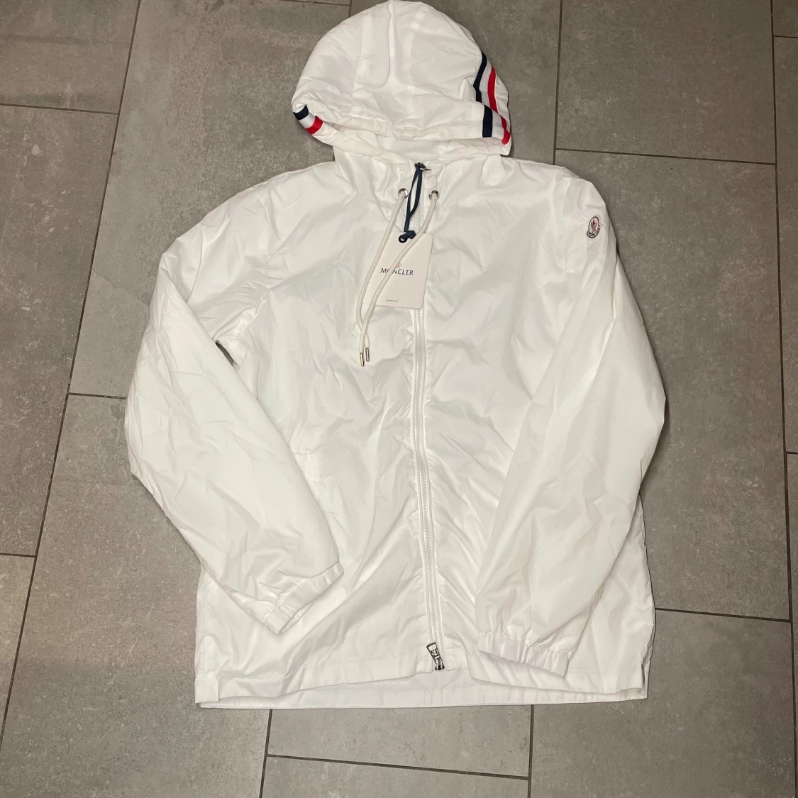 Vit vindjacka med huva