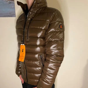 Save the duck jacka - Riktigt schysst jacka från Save the duck i storlek S. Nypris: 3200kr mitt pris:1900kr hör av er vid frågor och funderingar!