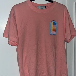 T-shirt från Casablanca - Casablanca t-shirt i mjuk rosa bomull med färgglad grafisk print fram och bak. Väldigt bra skick, 9/10. Storlek S, passar S-M. 