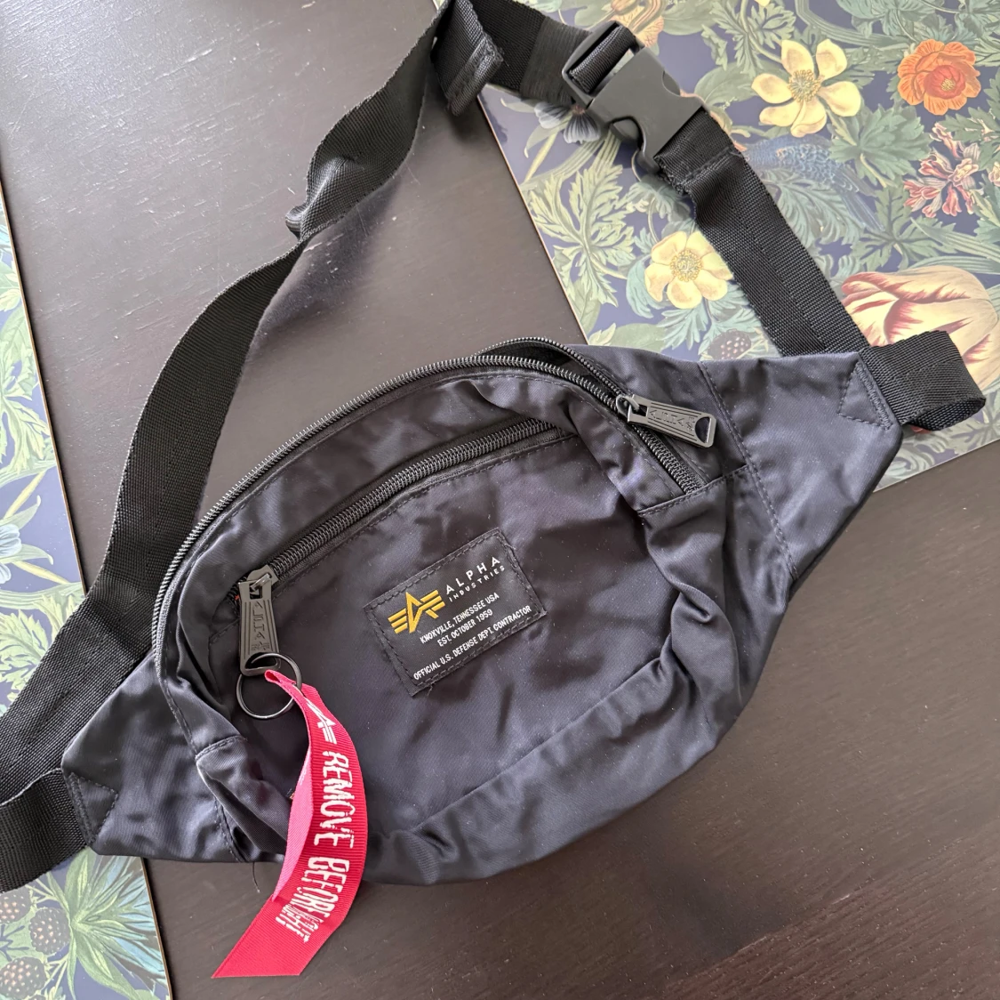 Svart magväska från Alpha Industries