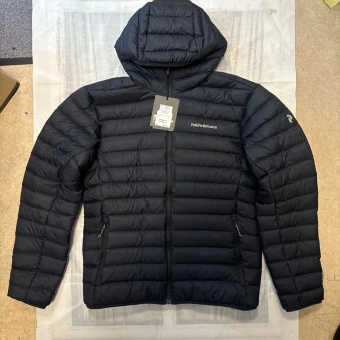 Svart Peak Performance dunjacka med huva