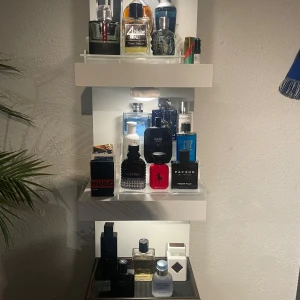 Stilrena herrparfymer byte - Samling av trendiga herrparfymer från populära märken som Chanel, Burberry, Dolce & Gabbana, Valentino och fler. Perfekt för dig som vill ha en snygg doftsamling med klassiska och moderna favoriter. Volym och ingredienser varierar beroende på flaska. Byten