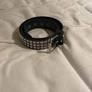 Nitbälte - Snyggt treradigt nitbälte. Cirka 140cm lång. Ny i skicka alla nitar sitter på