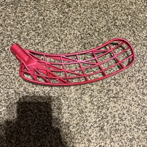 Innebandy blad - Säljer mitt unihoc blad med pp plast. Ganska synligt använd men märks inte på plan. En liten spricka i bladet men de igen fara.