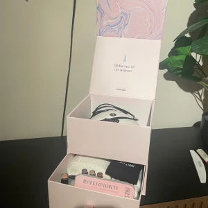  Nailster kit - Nagelkit från nailster med uvlampa, handskar, två penslar för design, dammborste, luddfria pads, remover, fullt set press ons, olika nagellack 