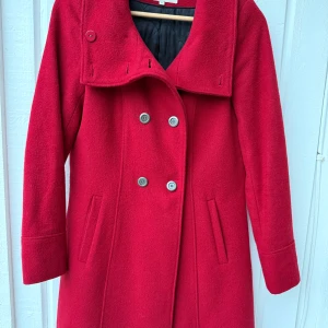 Röd ullkappa  - Säljer min fina röda ullkappa från Twist & Tango. Den har några år på nacken men är i fint skick och sparsamt använd. 