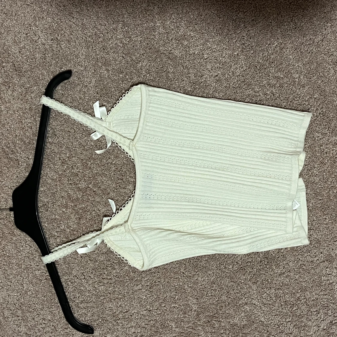 Vit ribbad linnetopp med rosetter - 1