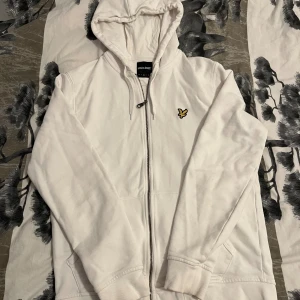 Vit hoodie från Lyle & Scott - Vit hoodie från Lyle & Scott med dragkedja och huva. Som ni ser med bilden inga fläcka eller hål. Funkar bra för båda tjejer och killar 