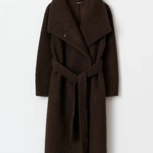 Kappa / Gina tricot  - Väldigt snygg brun kappa i storlek S. Ny skick.  