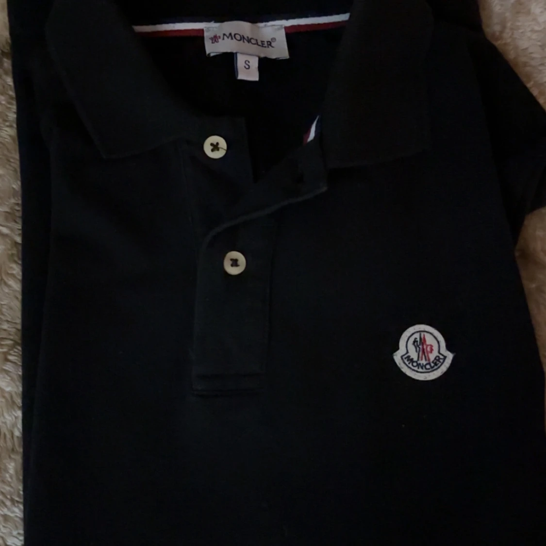 Svart Moncler pikétröja med logga