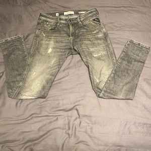 Replay jeans anbass - Säljer nu mina asfeta replay jeans🔥 då dem tyvärr blivit för små, storleken är 28 i midjan! Hör av er vid minsta fråga! Nypris: 2400 kr 