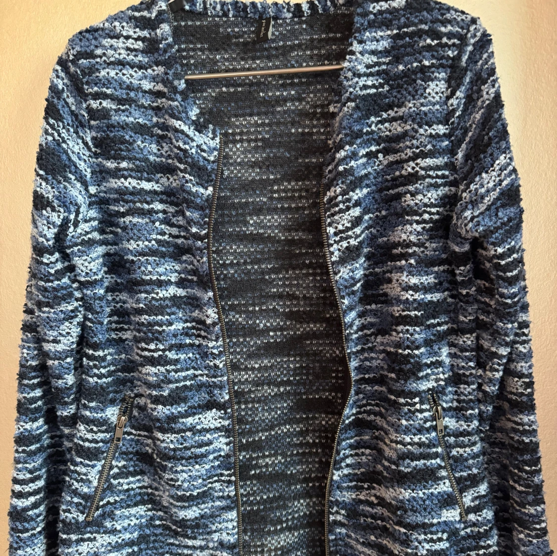 Blåmönstrad stickad kavaj  - 4