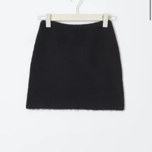 Stickad minikjol  - Svart stickad minikjol från Gina tricot i storlek xs, använt 1 gång så är som ny! Slutsåld på hemsidan 😍