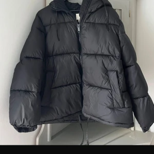 Vinterjacka  - Säljer denna as snygga vinterjackan ifrån HM!!! I bra skick men lite tecken på använd upptill av smink