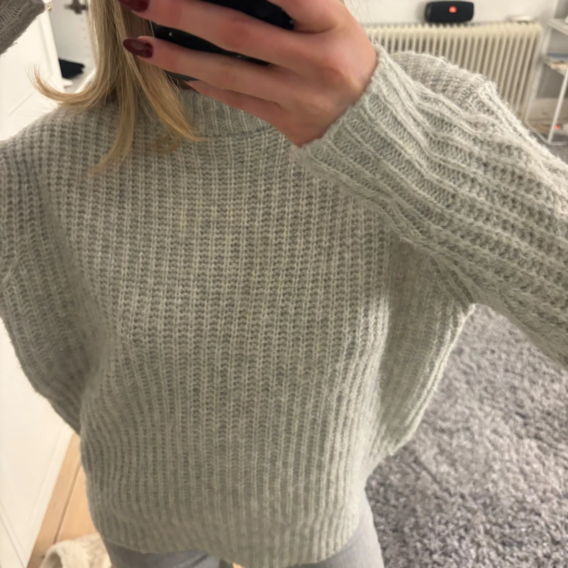 Ljusgrå stickad tröja med hög hals - 1