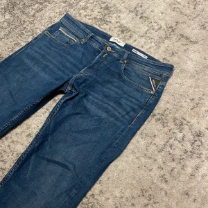 Replay blå jeans grover - Feta replay jeans i modellen grover säljes pga ingen användning obs jeansen var i storlek 31/34 men lade upp de i benen så sitter mer som en 31/32