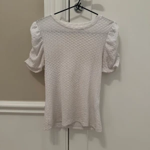 Vit blus med puffärm från Vila - Snygg blus från vila. Jag säljer för 100kr + frakt som kunden betalar, priset kan diskuteras 
