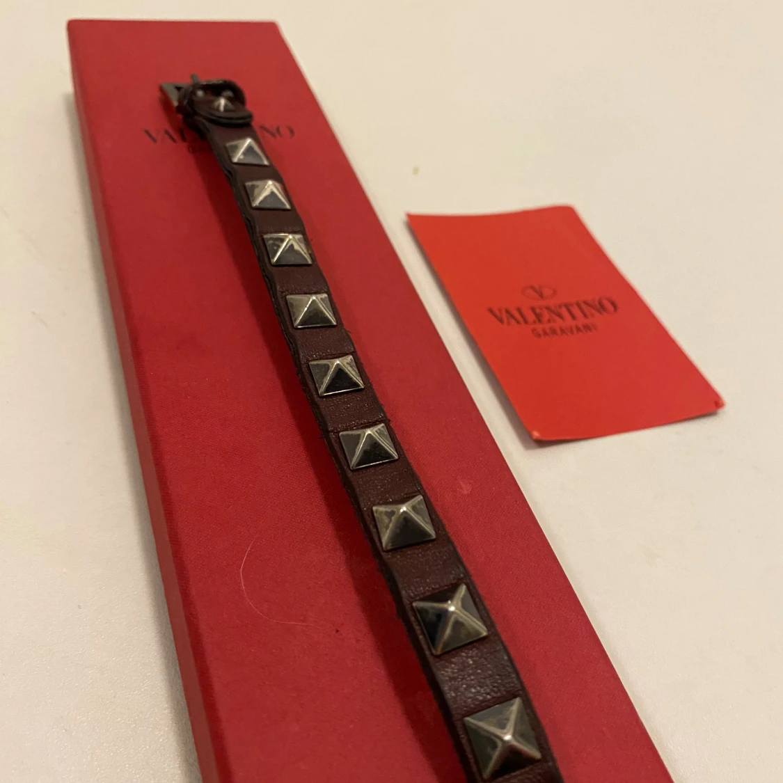 Vinrött Valentino armband - 1