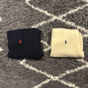Beige och marinblå stickad tröja Polo - Två klassiska stickade tröjor från Polo Ralph Lauren, en i beige med blå broderad logga och en i marinblå med röd broderad logga. Båda har rund hals, ribbade muddar och lång ärm. Jag är 180cm,68kg och dom sitter perfekt.