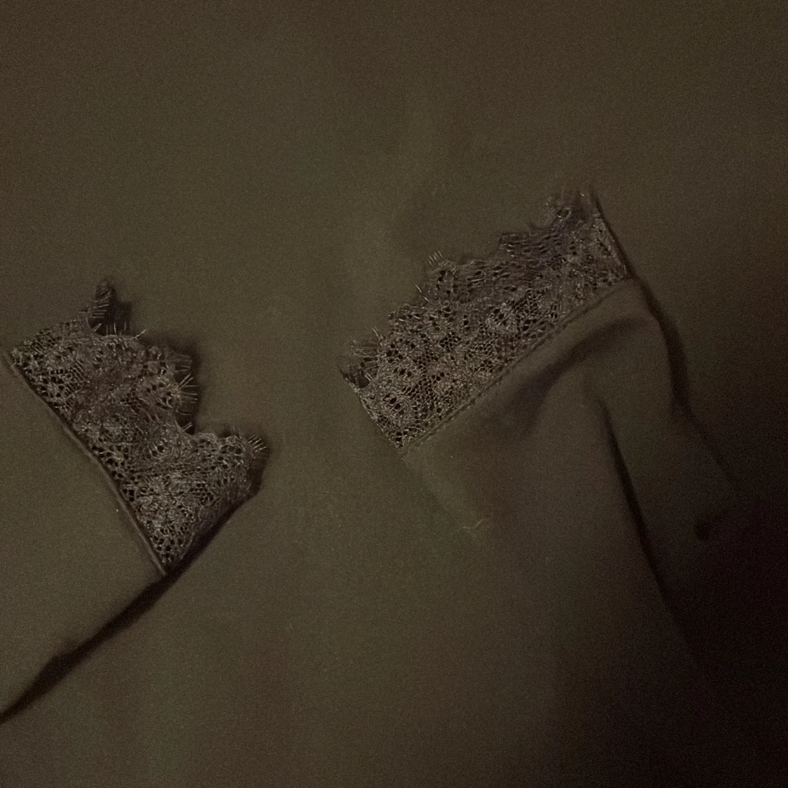 Svart långärmad topp med spetsdetaljer - 2