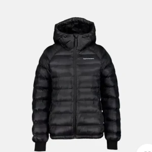 Svart dunjacka Peak Performance - Svart dunjacka från Peak Performance med huva och dragkedja framtill. Jackan har puffad design, ribbade muddar och diskret logga på bröstet. Perfekt för kalla dagar med sin stilrena look och sköna passform. Sparsamt använd och är i bra skick!