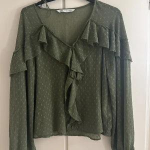 Blus från Zara - Populär blus från zara som sålde slut förra året, använd 1 gång! 