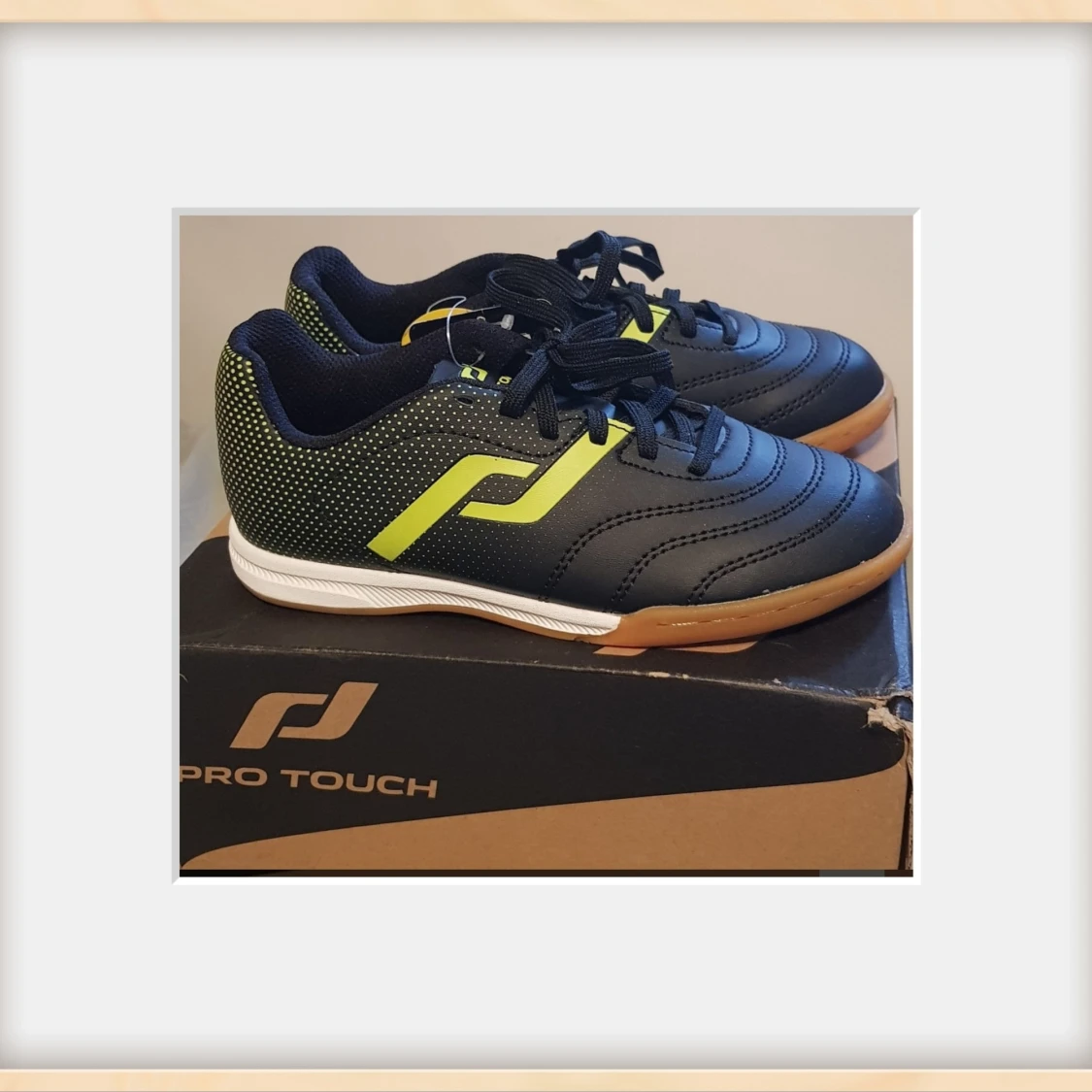 Oanvända Pro Touch fotbollsskor, strl 31