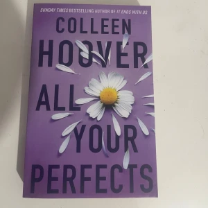 All Your Perfects - En gripande bok av Colleen Hoover med ett lila omslag och en prästkrage som symbol. Perfekt för dig som gillar känslomässiga berättelser och vill läsa något som berör. Passar unga vuxna som söker djup och relationer i sin läsning.