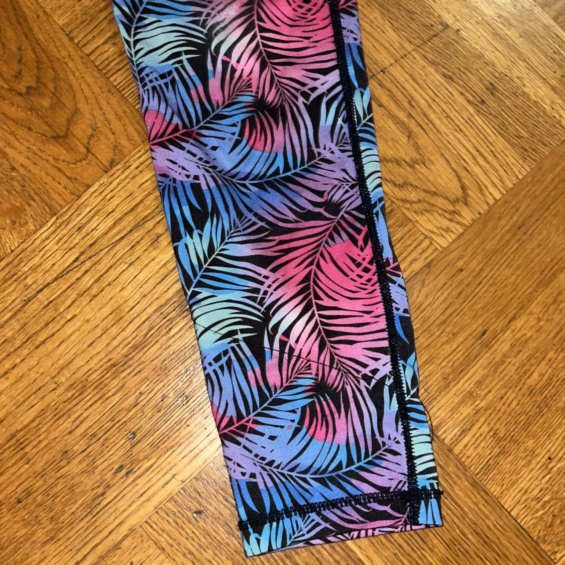 Färgglada träningsbyxor med palmbladsmönster - 1