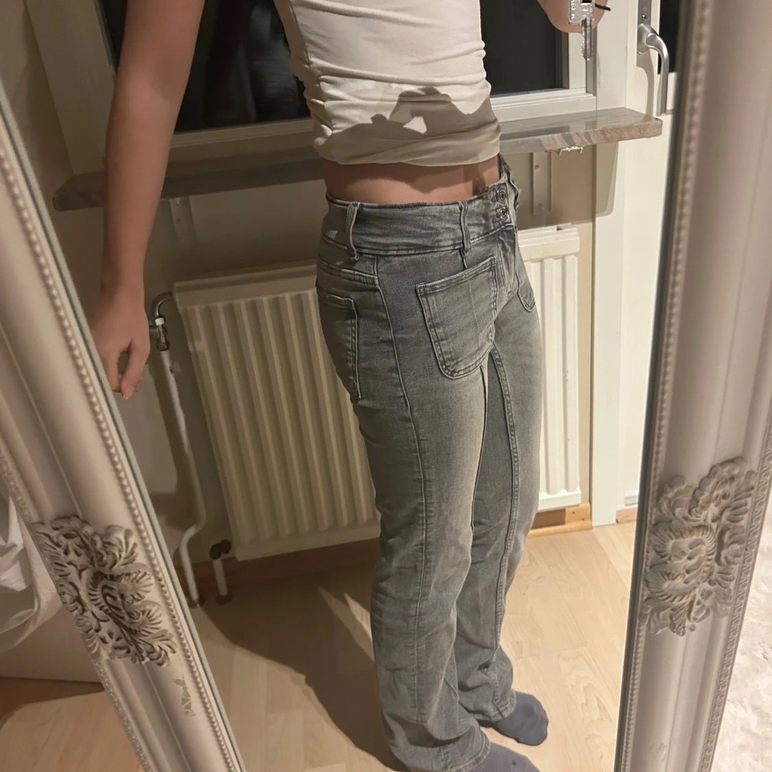 Gråa jeans med utsvängda ben och stora fickor - 1