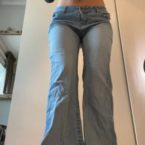 Lågmidjade jeans - Supersnygga jeans som jag köpte på Vinted för ett tag sen (bilderna är från hon jag köpte de av). Säljer för att de är lite för stora på mig💕 bara att fråga om du vill veta något!🫶