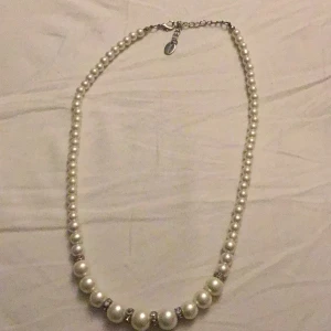 Glittrigt pärlhalsband - Ett gulligt pärlhalsband med glitterdetaljer🫶🏼