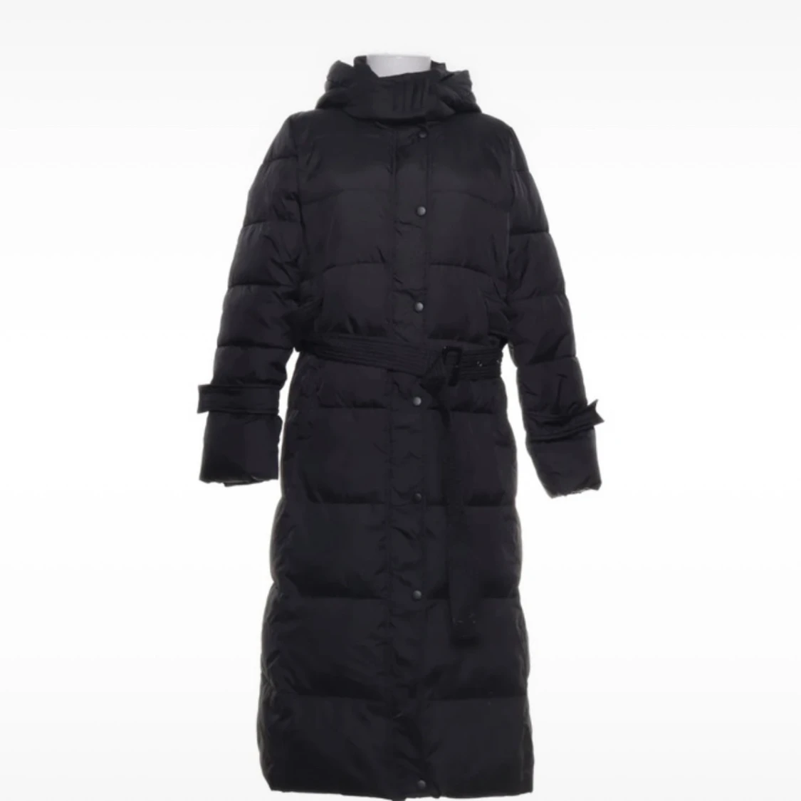 Svart lång pufferjacka med huva