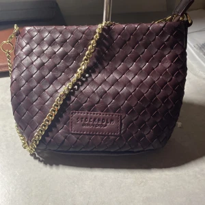 Vinröd axelväska från Stockholm Design Group - Min favvo väska med guldig kedja!!🥹🥹💘💘 i läder.