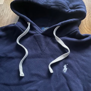 Marinblå hoodie från Polo Ralph Lauren - Säljer en mörkblå Polo Ralph Lauren hoodie🙌🏻| Storlek S | Skick 10/10🔥| Skriv vid minsta fundering 💭 