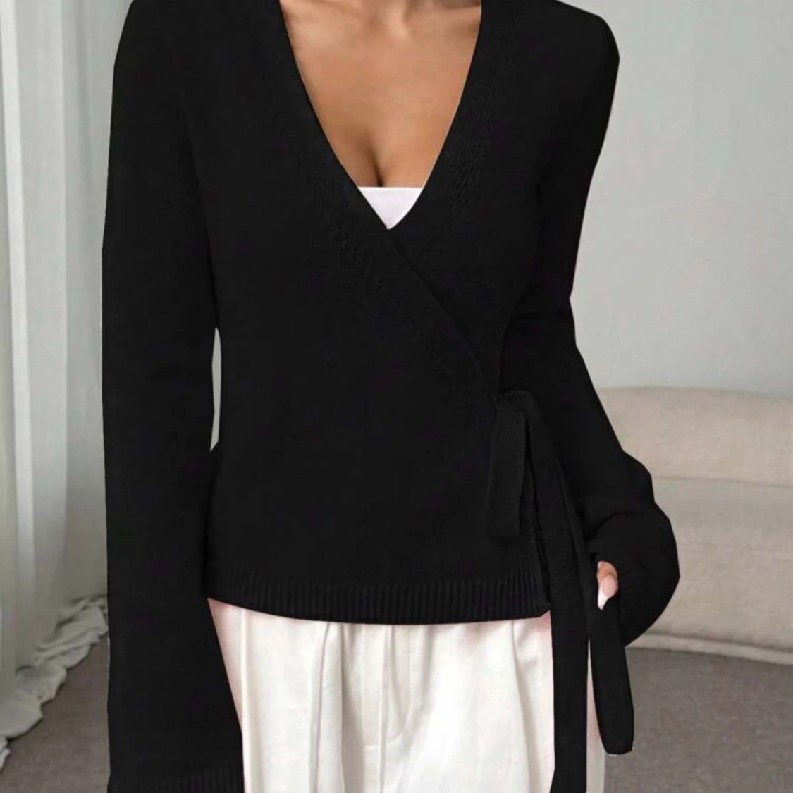 Svart omlott kofta med knytband