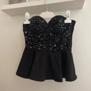 Fest topp - Söt fest topp från Te amo, storlek 36, några stenar har lossnat från toppen men det är inget man tänker på i det stora hela, skriv för andra funderingar eller dylikt