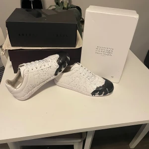 Maison Margiela gats - Maison margiela gats. Paint splatter. Storlek 43 box medföljer. Extremt snygga och populära! Det skickas snabbt hör gärna av er vid frågor