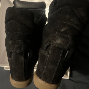  Storlek 35  winter shoes  Svarta Black - väldigt snygga vinter skor typ jättecoola, i storlek 35! Passar dig i 34-35 😊EU