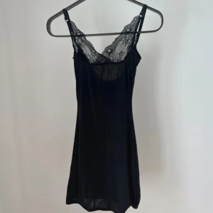 Negligé <3 - Svart underklänning från Marilyn med spetsdetaljer. Storlek 36. Fint skick <3