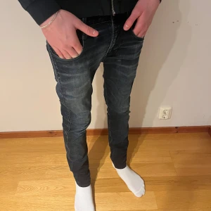 Replay anbass 29/32 - Nu säljer vi ett par riktigt feta Replay anbass i storleken 29/32! Skick:10/10! För mer info,bilder eller priser, så är det bara att höra av sig!