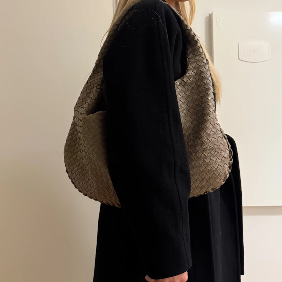 Beige flätad axelväska i skinn - 1