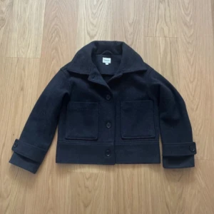 Svart kappa - Svart kappa från Kappahl, säljs inte längre🤍 Bra skick och köpt för 900