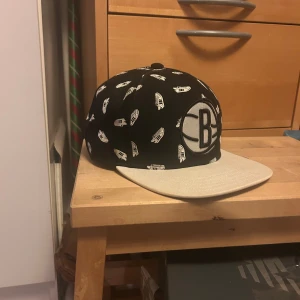 Baseball keps - Säljer denna snygga adidas X NBA Brooklyn keps, man kan justera kepsens storlek som man vill.  Pris kan diskuteras!! Tveka inte att skriva!!