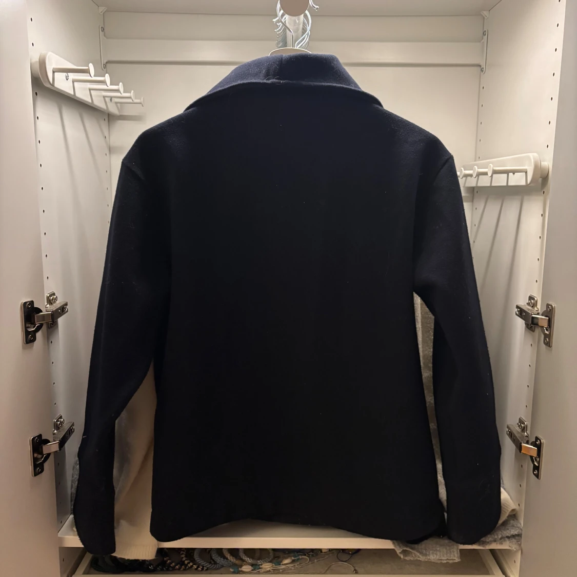 Svart skepparkavaj med bred krage - 1