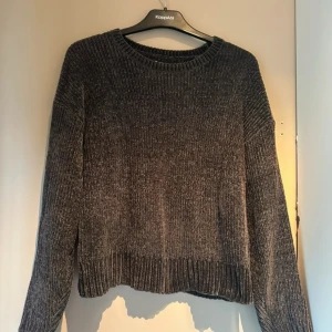 Mörkgrå ribbstickad tröja - Mysig mörkgrå ribbstickad tröjan använd ett par gånger men inte mer skadad än att sömnen har släppt i ena armen och behöver fixas