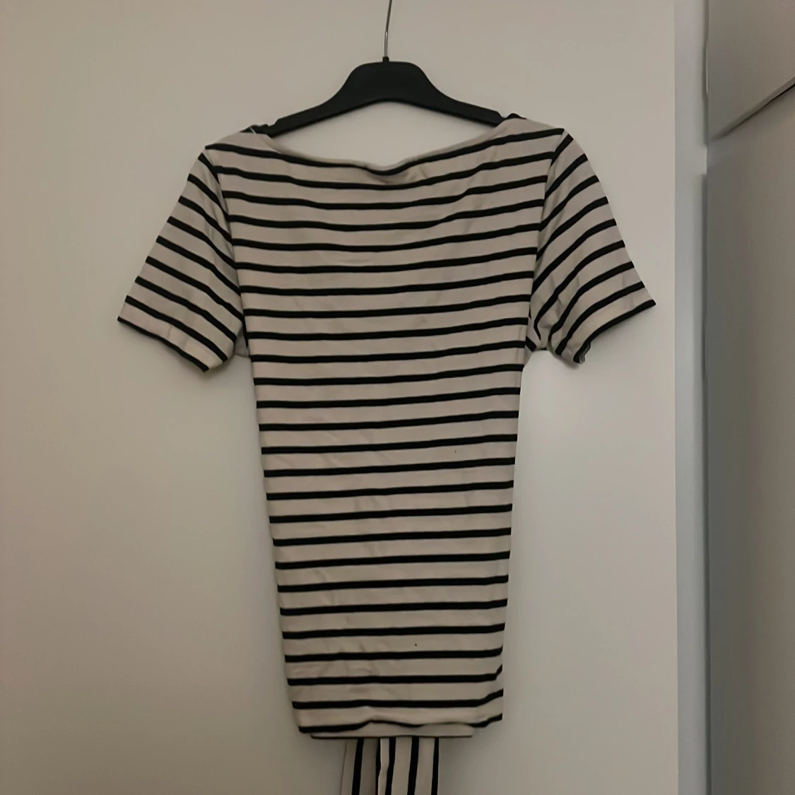 Randig topp med knytband - 1