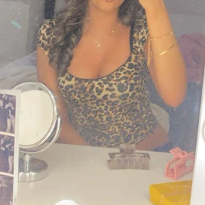 Leopardmönstrad croppad topp från Nelly - Säljer en jättefin topp från Nelly med leopardmönster. Toppen har en fyrkantig urringning och korta ärmar.