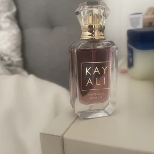 Kayali Parfym - Invite only amber från Kayali. TESTAD en gång. 10 ml.