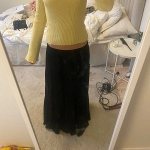 Långkjol - Superfin svart långkjol! Perfekt till sommaren🩷storlek s men passar även mig som har xs!